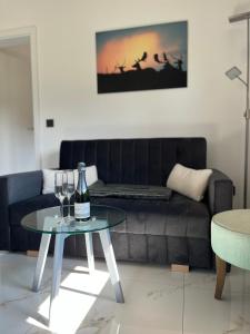 a living room with a couch and a table with wine glasses at HirschRaum in Wadern
