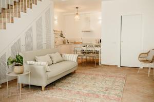 a living room with a couch and a kitchen at Casa do Céu - Casas do Levante in Olhão