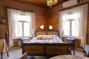 a bedroom with a bed in a room with windows at Niemilomat in Varkaus