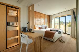 ein Hotelzimmer mit Bett und Schreibtisch mit Fernseher in der Unterkunft Hotel do Alboi in Aveiro
