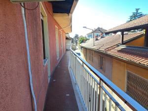 an alley between two buildings next to a building at Casa Vacanza ANNA in Viverone +4 photos