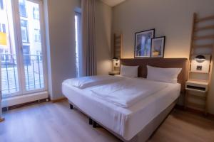 Ліжко або ліжка в номері Hotel Bleibtreu Berlin by Golden Tulip
