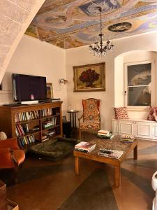 ein Wohnzimmer mit Kassettendecke und einem Couchtisch in der Unterkunft Tasso9 in Boccheggiano