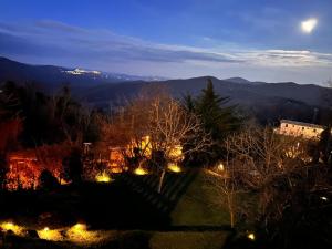 Blick auf eine nächtliche Stadt mit Lichtern in der Unterkunft Tasso9 in Boccheggiano