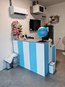 a blue desk with a globe on top of it at K-Am คราม อมตะ รีสอร์ต in Ban Yan Su