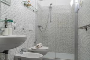 a bathroom with a shower and a toilet and a sink at Bed & Bike Casa dei Papi in Portoferraio