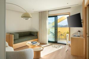 ein Wohnzimmer mit Sofa und Tisch in der Unterkunft Hotel do Alboi in Aveiro