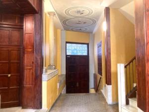 a hallway of a house with a door and a staircase at Edificio Histórico en el Centro de Granada cerca de la Catedral y principales puntos de interés in Granada