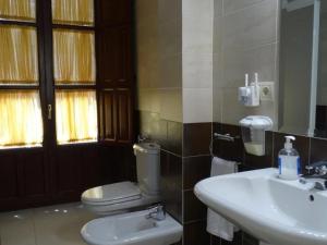 a bathroom with a sink and a toilet at Edificio Histórico en el Centro de Granada cerca de la Catedral y principales puntos de interés in Granada