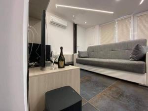 a living room with a couch and a television at Risorgimento House in Isernia +9 photos