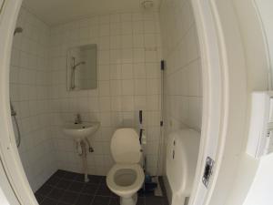 un baño con inodoro y lavabo en Volsdalen Camping, en Ålesund