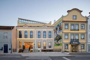 ein Gebäude mit einem Wandgemälde an der Seite in der Unterkunft Hotel do Alboi in Aveiro