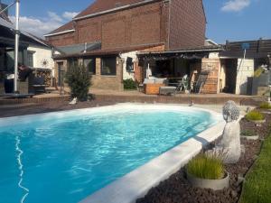 ein Swimmingpool im Garten eines Hauses in der Unterkunft Ostivigne in Ath