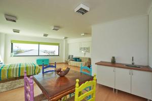 eine Küche und ein Wohnzimmer mit einem Tisch und Stühlen in der Unterkunft Colors Loft in Sintra