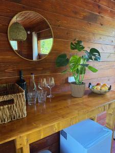 a wooden counter with glasses and a plant on it at Wilgano in Rvaši