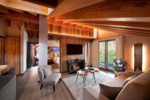 ein Wohnzimmer mit Sofa und Kamin in der Unterkunft Le Massif Hotel & Lodge Courmayeur - The Leading Hotels of the World in Courmayeur