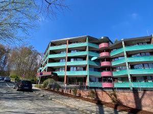 an apartment building with a car parked in front of it at Apart-Hotelzimmer mit Bergblick in Bad Essen in Bad Essen