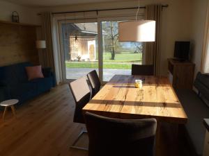 una sala da pranzo con tavolo e sedie in legno di Landgut Wagnerfeld ad Altmünster