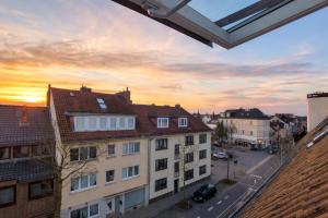 a view from the roof of a building at sunset at Hotel Hansahof Bremen in Bremen