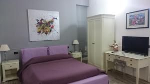 Televízia a/alebo spoločenská miestnosť v ubytovaní Villa Scaduto Residence