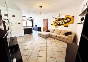 a living room with a couch and a kitchen at Oasi della pace in La Maddalena