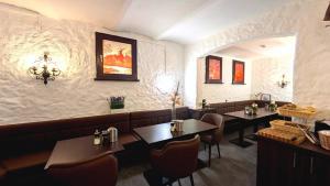 a restaurant with tables and chairs in a room at Hotel Hansahof Bremen in Bremen