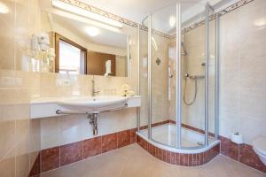 a bathroom with a sink and a shower at Gasthof Kleefeld in Strobl
