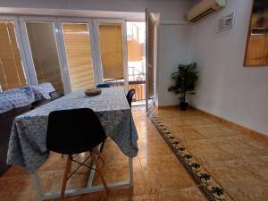 a dining room with a table with chairs and a plant at PARRA HOME y Garaje, Algemesi Home in Algemesí +18 photos