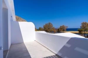 a white wall with a view of the ocean at Aqua Cozy Suites in Perissa