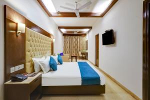 a hotel room with a bed and a television at Hotel The Metropolis Tourist Near Connaught Place And Ramakrishna Ashram Marg Metro Station in New Delhi