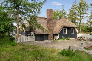 an old house with a thatched roof at Søndervang 4 in Nørre Nebel