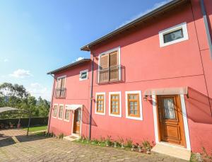 a red house with a red at Vila dos Pinheiros 1 in Serra Negra