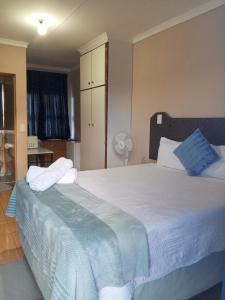 a bedroom with a large bed with blue and white sheets at DAX BnB in Cedarville