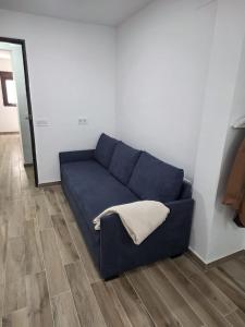 a blue couch sitting in a living room at Kiriki rooms in Camas +13 photos