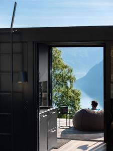 a room with a large window with a tire on the floor at Kilsti Lodge in Eidsdal