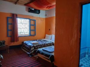 a bedroom with a bed and a window in it at Luna del fuego in Ifri