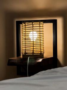 a bedroom with a bed and a window with blinds at Studio Riom - Proche gare SNCF in Riom