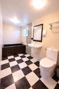 a bathroom with a toilet and a sink and a mirror at 跳跳民宿 包棟首選 離島慢活 海島體驗 浮潛潛水 生態旅遊 in Xiaoliuqiu +17 photos