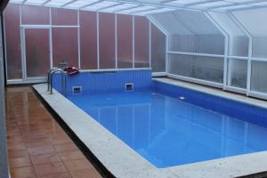 a large swimming pool in a building at Hotel Snö Beret in Vielha