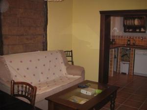 a living room with a couch and a coffee table at Casa Rural Los Boteros in Pesquera de Duero