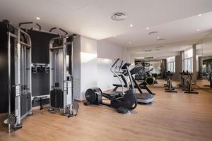 a gym with several treadmills and exercise machines at Hotel SB Corona Tortosa in Tortosa