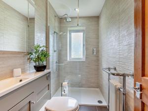 a bathroom with a tub and a toilet and a sink at 2 Bed in Carluke oc-95359 in Carluke