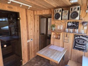 a small room with a bench in a tiny house at Kotedža Tīkli in Bigauņciems