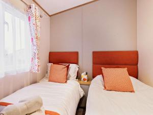 a room with two beds and a window at 2 Bed in St. Andrews oc-90764 in St. Andrews