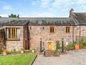 an old brick house with a yellow door at 3 Bed in Appleby-in-westmorland oc-93200 in Colby