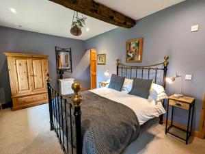 a bedroom with a large bed in a room at 3 Bed in Appleby-in-westmorland oc-93200 in Colby