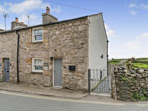 an old stone house on the side of the street at 2 Bed in Grange-over-sands oc-73154 in Cartmel