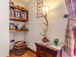 a room with a table with a lamp on it at 2 Bed in Drumnadrochit oc-ca315 in Drumnadrochit +19 photos