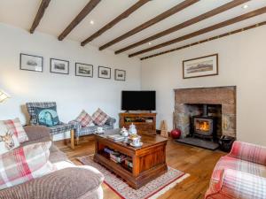a living room with a fireplace and a tv at 2 Bed in Drumnadrochit oc-ca315 in Drumnadrochit