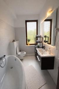 ein Badezimmer mit Badewanne, Toilette und Waschbecken in der Unterkunft Saint Michael Boutique & Garni Hotel Trnava in Trnava